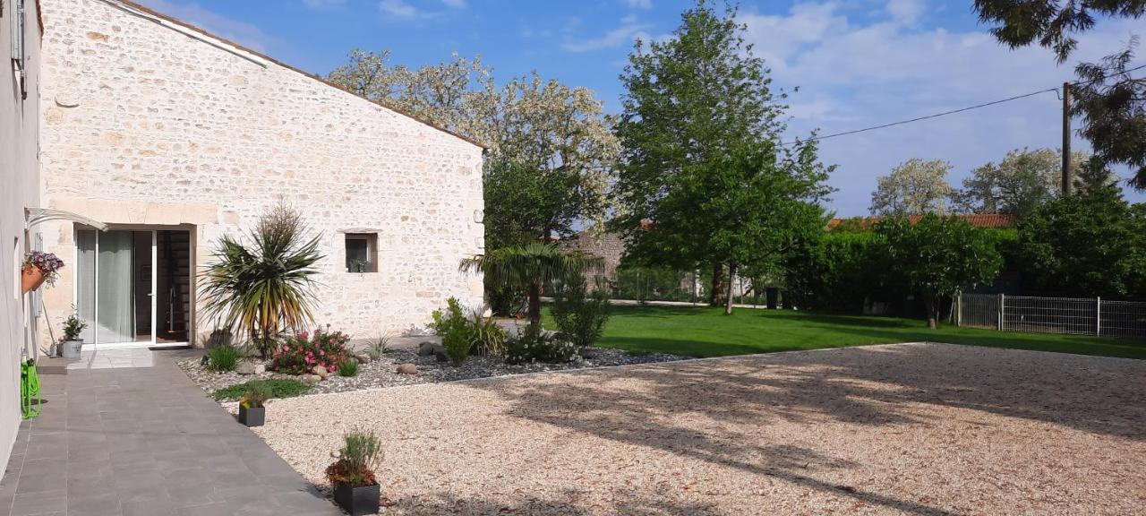 Gite 4 Personnes Avec Piscine Entre Saintes Et Royan Balanzac Exterior foto
